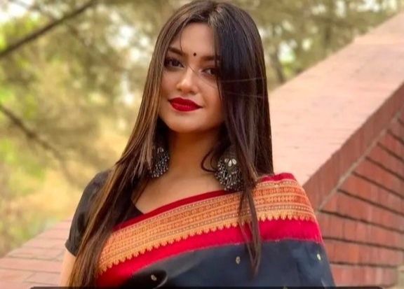 Cute Desi GF Viral Stripping Nude Showing Boobs & Pussy Closeup Spreading