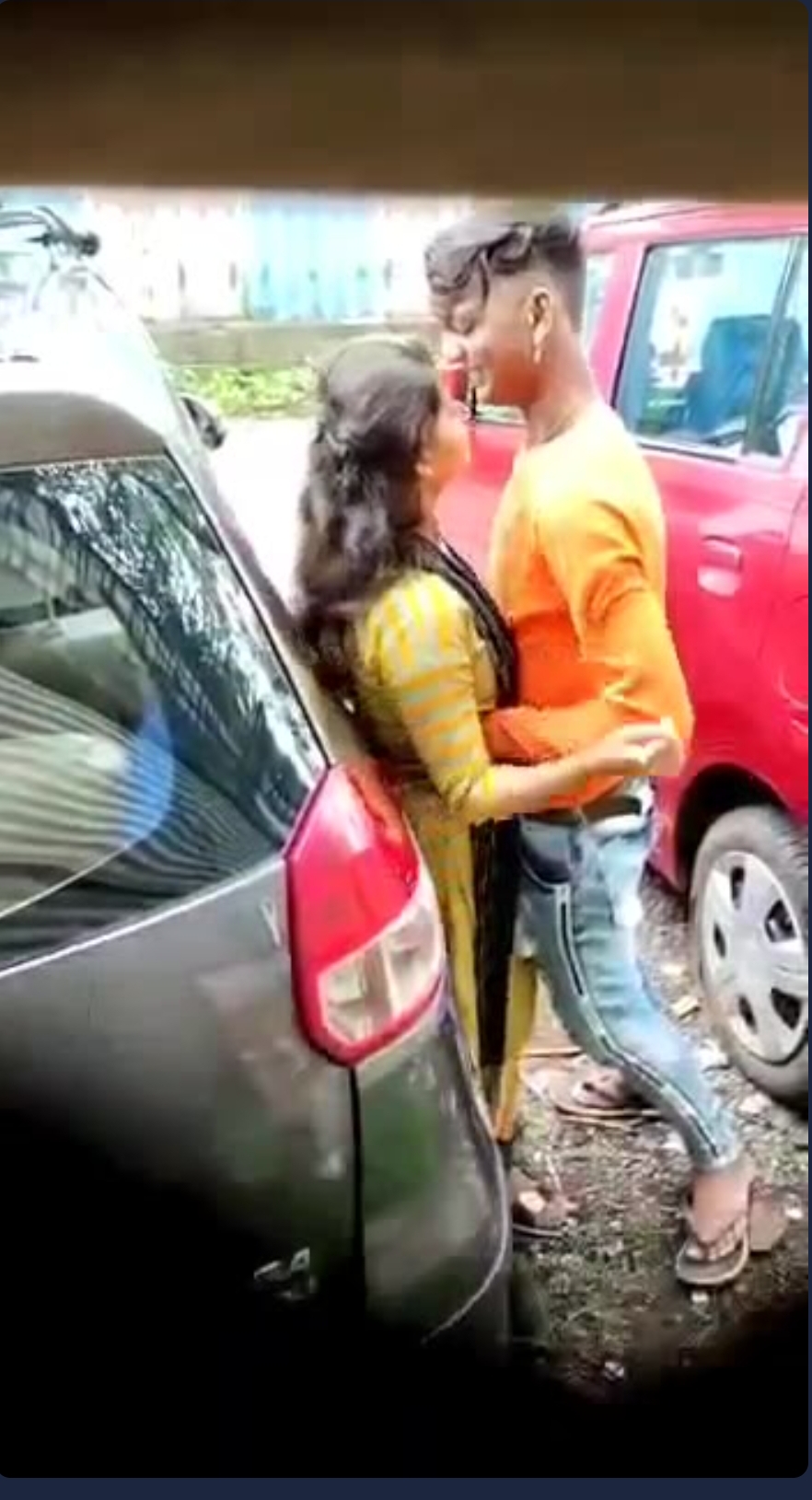 Gf bf kissing on Street video viral