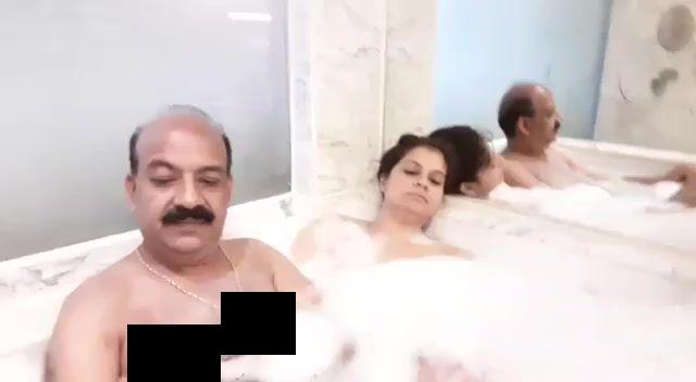 Desi uncle Bathing with hot aunty viral video
