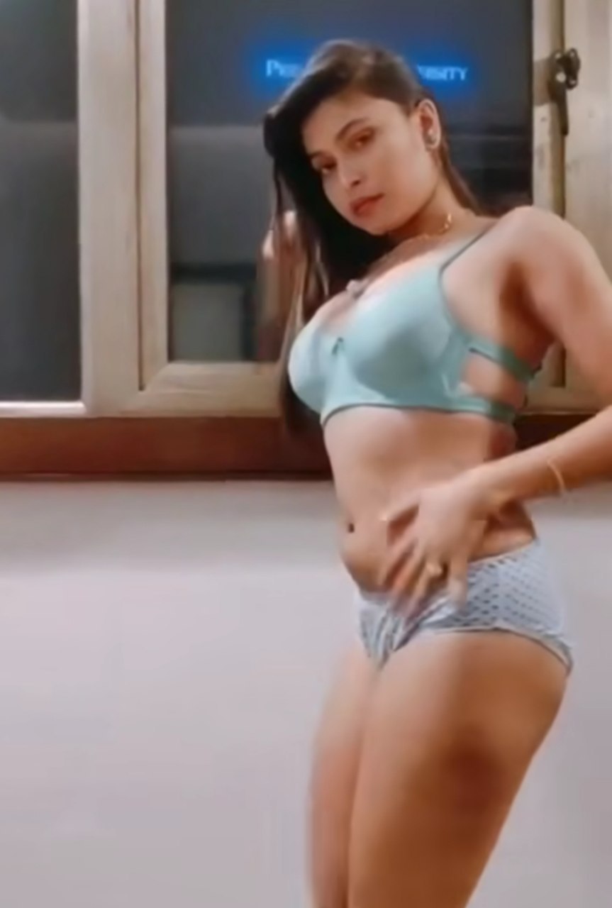 Beautifull hot bhabhi sucking dick and rubbing pussy together