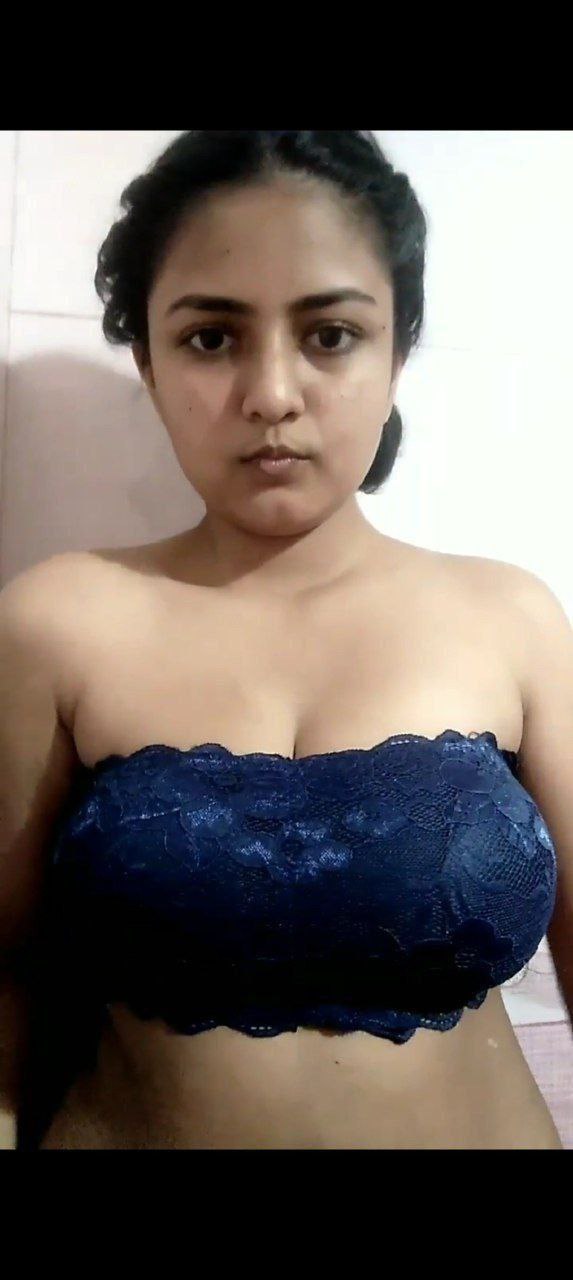 Beautifull hot bhabhi have mast body shwoing and rubbing and pressing boobs