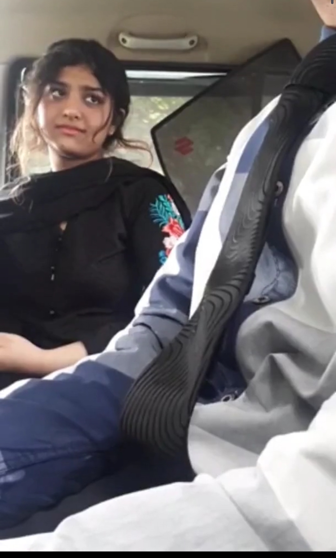 pakistani girl romance in the car viral video