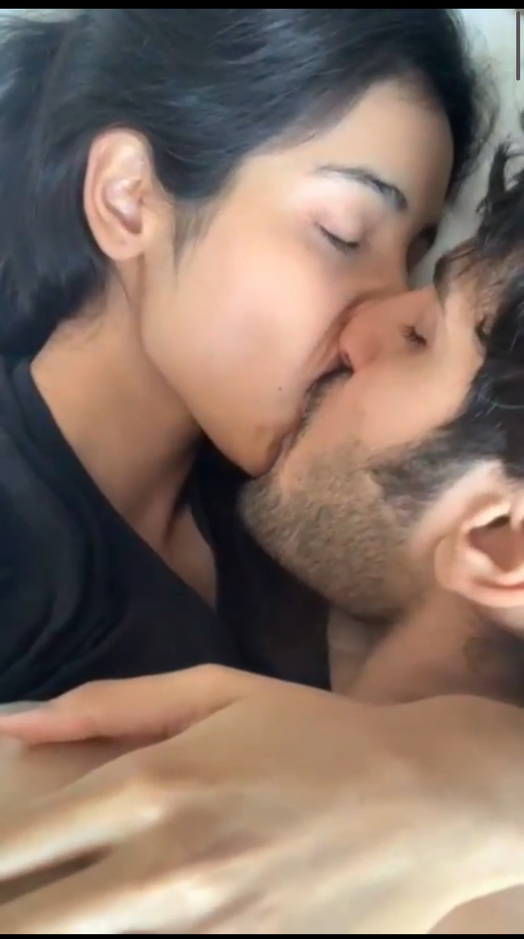 Beautifull desi kanada girl with boyfrnd smooth kissing